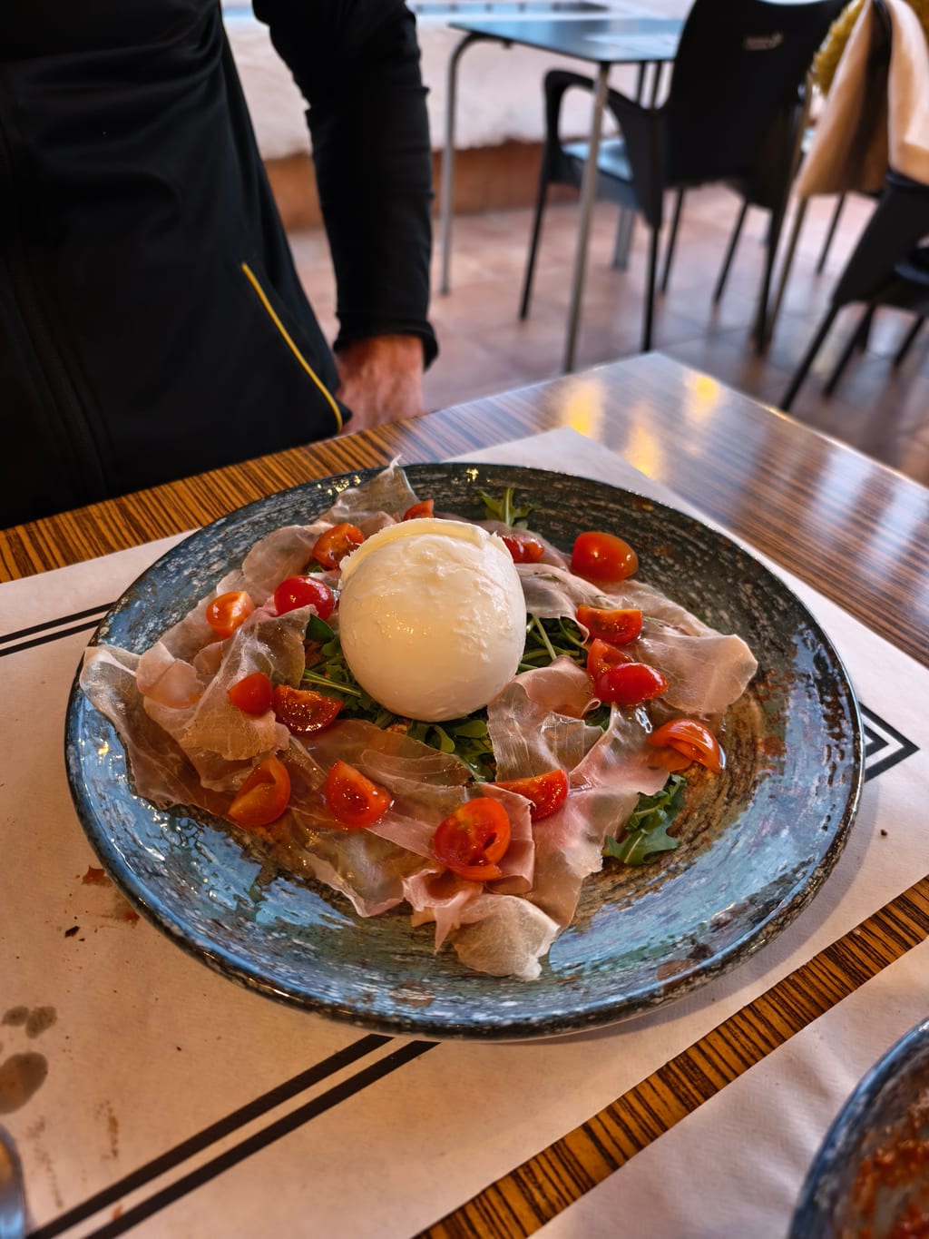 Burrata con prosciutto crudo, rúcula y tomates cherry