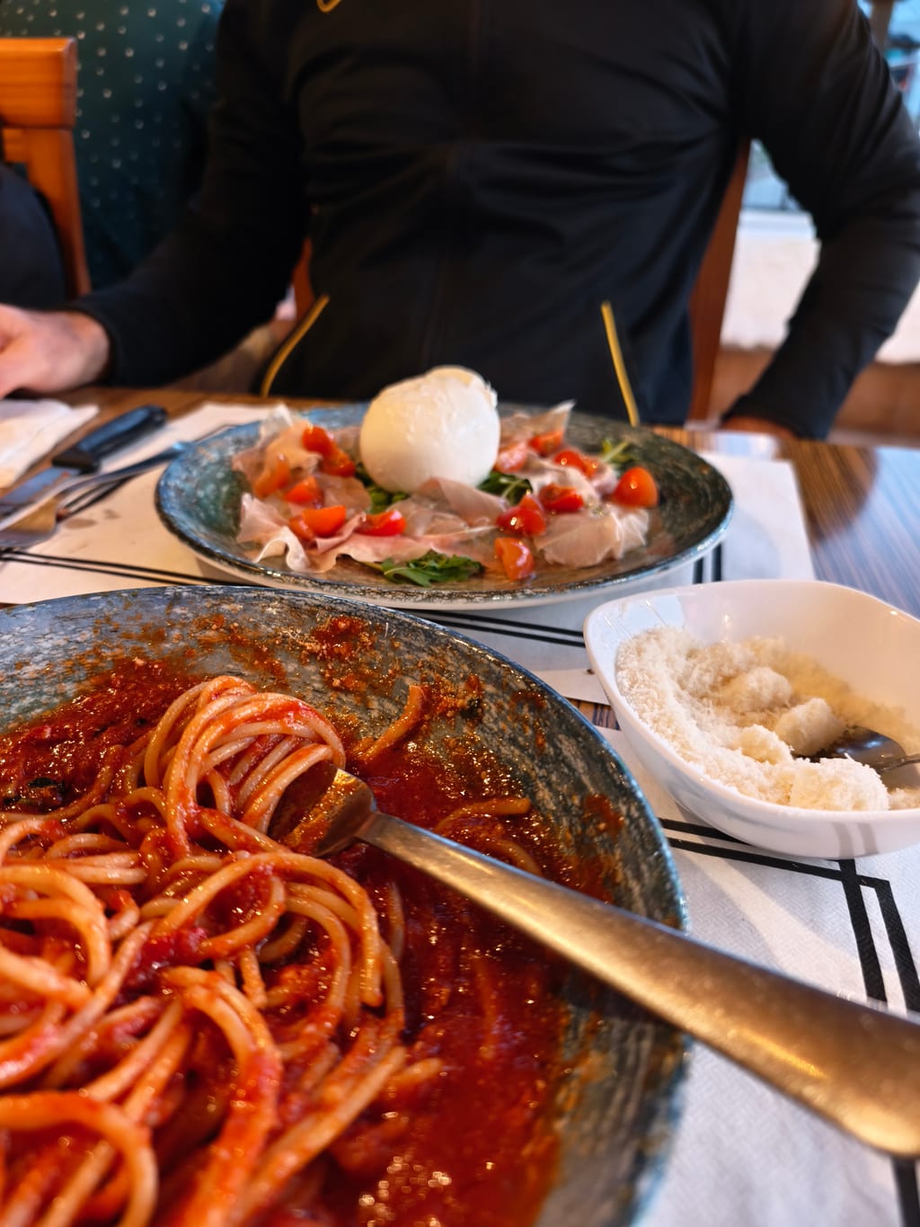 Mesa con burrata y spaghetti