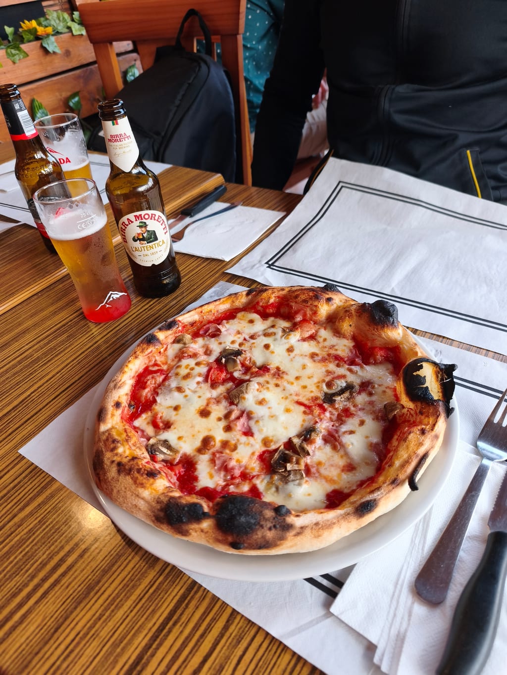 Pizza con cerveza Moretti y Messina