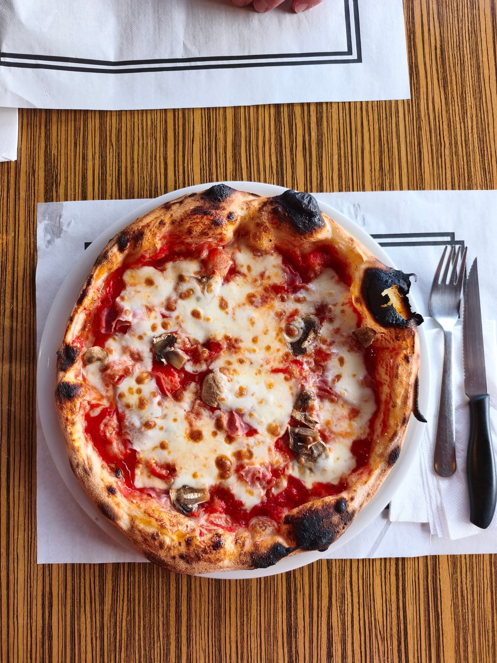 Pizza napolitana con mozzarella y champiñones