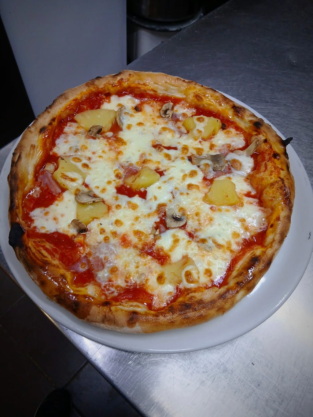 Pizza Hawai con jamón cocido, champiñones y piña