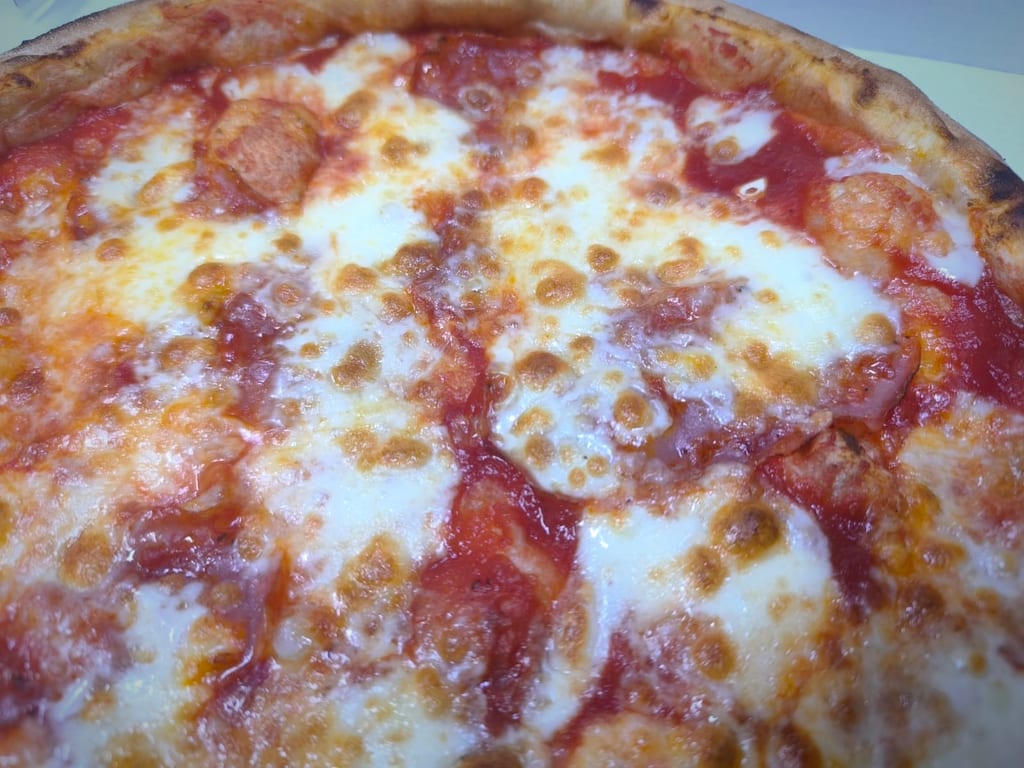 Pizza Margherita macro, mozzarella fondida y cornicione