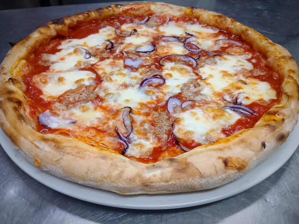 Pizza Tonno y Cipolla con cebolla roja de Tropea
