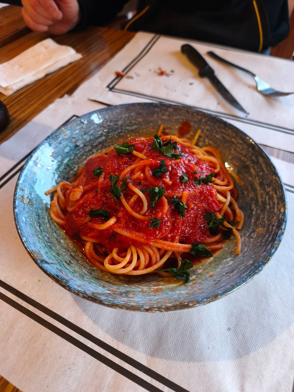 Spaghetti al pomodoro servidos en plato cerámico azul