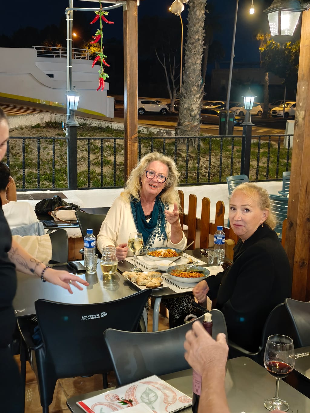 Terraza de Calabria Mia al atardecer con clientes cenando